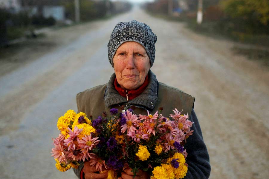 শহরের বাসিন্দা ক্যাটরিনা বলছেন, ‘‘আমরা এতটাই ভয়ে ভয়ে ছিলাম যে আয়নায় মুখ পর্যন্ত দেখতে ভয় হত। রাশিয়ার সেনা আমাদের উপর যা অত্যাচার চালিয়েছে, তা ভোলার নয়। কিন্তু আমরা প্রমাণ করে দিয়েছি, আমরা রাশিয়ার সেনাকেও ভেঙে গুড়িয়ে দিতে পারি।’’ 