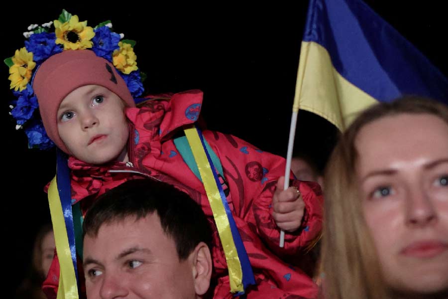 ইউক্রেনের সেনাবাহিনী নতুন করে দখল নেওয়ার পর ১০ মাস ধরে রুশ সেনাবাহিনীর হাত থেকে রক্ষা পাওয়া খেরসনবাসীদের শুক্রবার শহরের রাস্তায় নেমে উচ্ছ্বাস করতে দেখা গিয়েছে। 