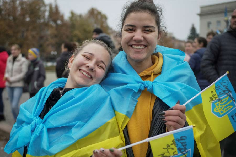 মনে করা হয়, ইউক্রেনের অন্যতম গুরুত্বপূর্ণ শহর খেরসন। রাশিয়া-ইউক্রেন সংঘাত শুরুর প্রথম দিকেই এই বন্দর শহরের দখল নেয় রুশবাহিনী। ইউক্রেনের উপর ক্রমাগত চাপ বৃদ্ধির জন্যও রাশিয়ার এই শহরের উপর দখল রাখা প্রয়োজনীয় ছিল। 