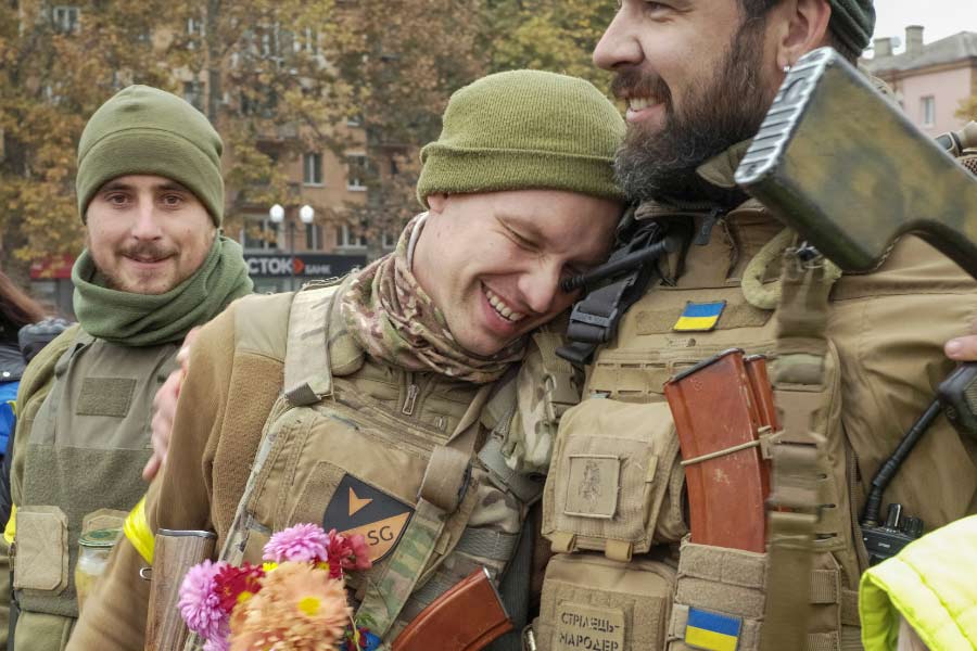 খেরসন ছাড়া আশপাশের এলাকাগুলি থেকেও পিছু হটেছে রুশ সেনা। আর এর কয়েক ঘণ্টার মধ্যেই উল্লাসে মাততে দেখা গেল খেরসনকে।