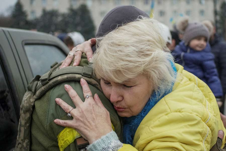 খারকিভ থেকে সেনা প্রত্যাহারের সময় রুশ সেনারা বিপুল পরিমাণ সামরিক সরঞ্জাম পেছনে ফেলে এসেছিলেন। সেই ভুল যেন আর না হয়, সে দিকে খেয়াল রেখে রাশিয়া এ বার এগিয়েছে বলে মনে করছেন সামরিক বিশেষজ্ঞরা। 