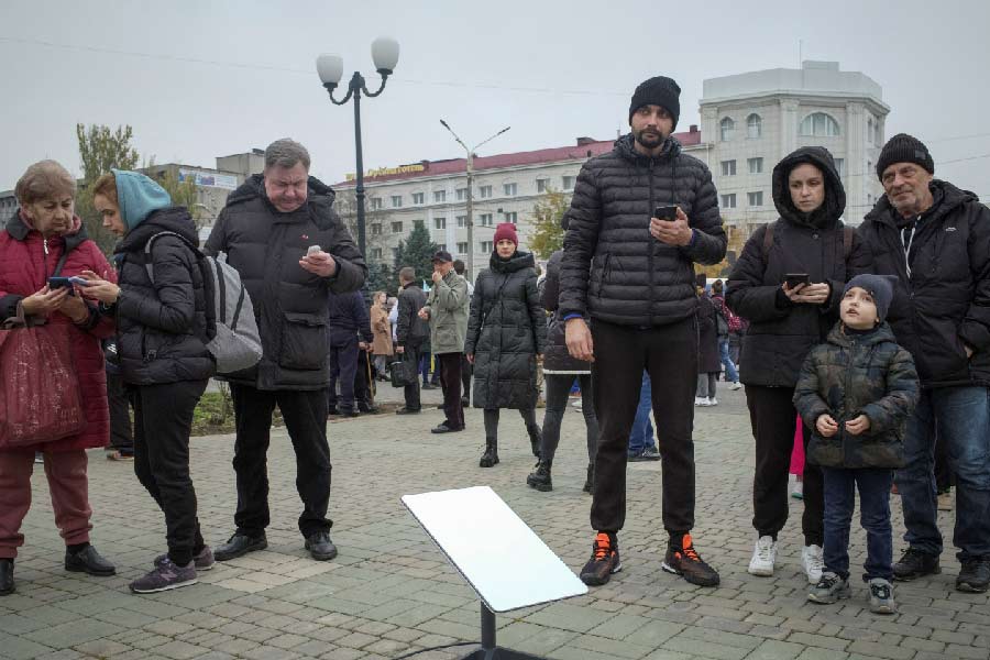 খেরসন শহর-সহ নিপ্রো নদীর পশ্চিম তীরের বিভিন্ন এলাকা থেকে সেনা প্রত্যাহারের আগে কয়েক সপ্তাহ ধরে নদীটির পূর্ব তীরে নিজেদের প্রতিরক্ষাব্যবস্থা জোরদার করেছে মস্কো। সেখানেই রুশ সেনা বর্তমানে অবস্থান করছে বলে মনে করা হচ্ছে।