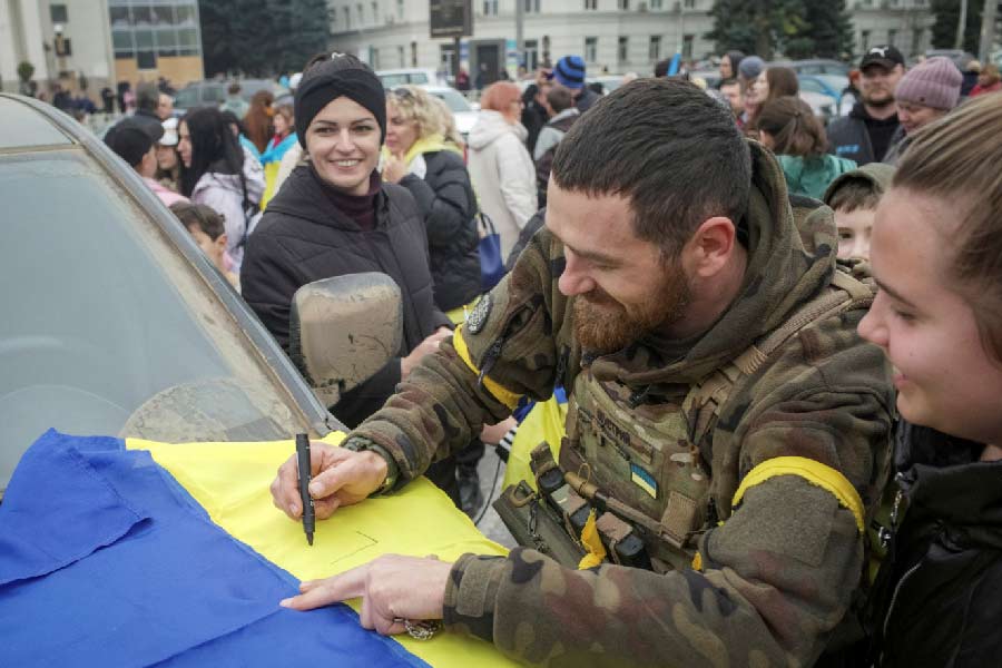 রাজপথে বাহিনীকে কাঁধে তুলে চলছে উচ্ছ্বাস প্রকাশ। জাতীয় পতাকায় সেনাদের সই নিয়ে তা উড়ছে মানুষের হাতে হাতে। যুদ্ধবিধ্বস্ত খেরসনে দুঃখ পিছনে ফেলে চলছে নতুনের জয়গান। 