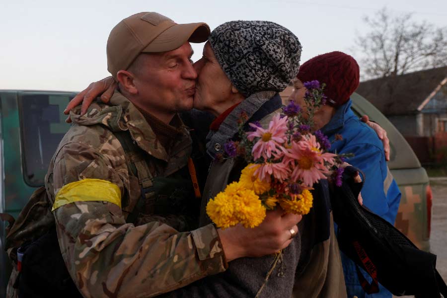শহরের বাসিন্দা রবার্টসনের কথায়, ‘‘এখানে সবাই বাড়ি ছেড়ে বেরিয়ে এসেছেন। পার্কে পার্কে চলছে আনন্দ করা। ইউক্রেনীয়রা প্রাণ ঢেলে ভালবাসছে দেশের সেনাকে। যেখানেই তাঁদের দেখা মিলছে, সবাই চাইছে এক বার বুকে জড়িয়ে ধরতে। স্বাধীন হয়ে যে এত আনন্দ, আগে জানতে পারিনি।’’
