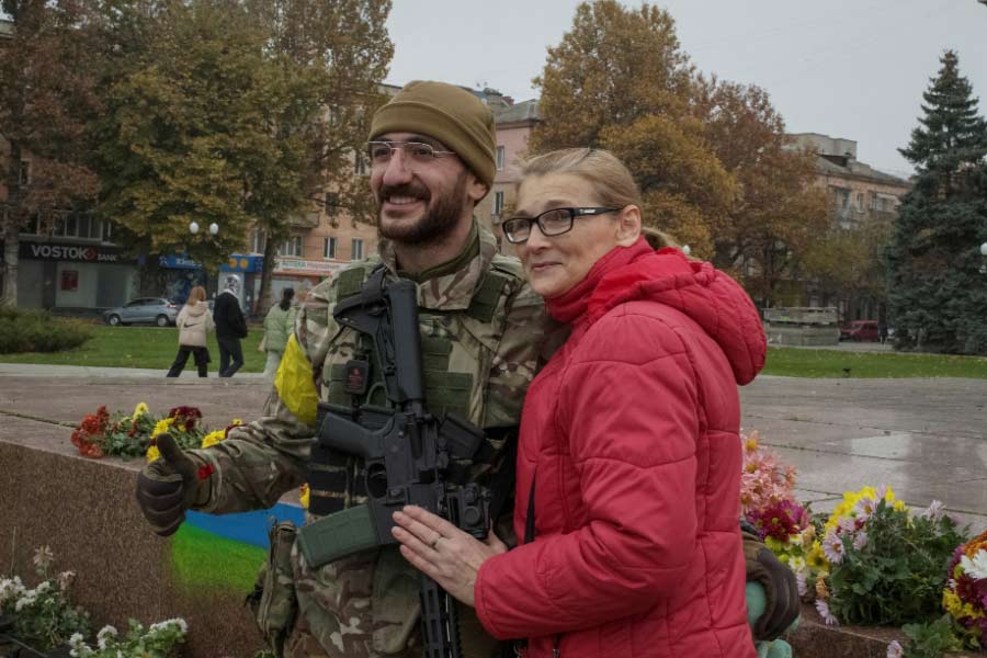গত শুক্রবার, খেরসন থেকে বাহিনী প্রত্যাহার করার কথা ঘোষণা করে মস্কো। প্রসঙ্গত, প্রেসিডেন্ট ভলোদিমির জেলেন্‌স্কির অনুগত বাহিনীর গেরিলা আক্রমণের মুখে পিছু হঠতে বাধ্য হয় রুশ সেনা। যাকে যুদ্ধ শুরু হওয়ার পর এত বড় ধাক্কা মস্কো আগে খায়নি বলেই মনে করা হচ্ছে।