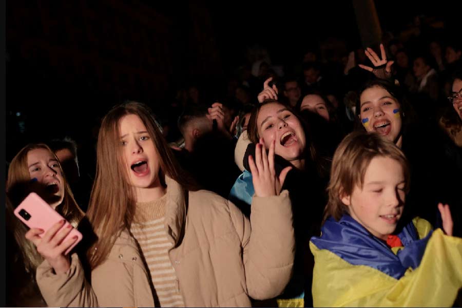 কিন্তু সম্প্রতি ইউক্রেন সেনার ধারাবাহিক হামলার মুখে খেরসন অঞ্চলে নিপ্রো নদীর পশ্চিম তীর থেকে সেনা প্রত্যাহারের সিদ্ধান্ত নেয় রাশিয়া। 