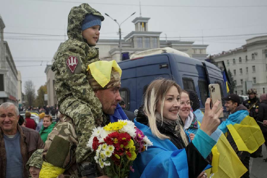 ইউক্রেন সেনাদের আলিঙ্গন এবং তাঁদের সঙ্গে নিজস্বী তুলে উল্লাস করতে দেখা যায় খেরসনবাসীদের। শহরের বিভিন্ন বাড়িতে ইউক্রেনের জাতীয় পতাকা উত্তোলন করা হয়।