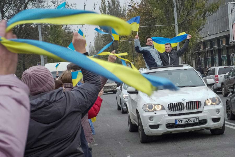 তাতেও ‘ডোন্ট কেয়ার’ খেরসনবাসী পথে নেমে উচ্ছ্বাসে মাতছেন। স্বাধীনতা উদ্‌যাপন করছেন জাতীয় পতাকা উড়িয়ে, গলা ফাটিয়ে জাতীয় সঙ্গীত গেয়ে। 