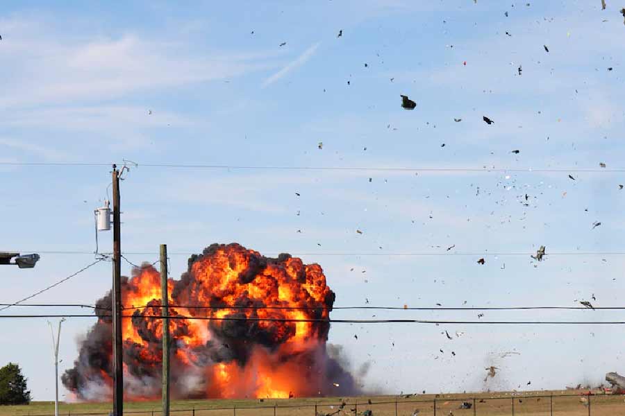 দাবি করা হয়েছিল, ‘ইতিহাস ফিরে দেখা’-র অনুষ্ঠান। সেটাই বদলে গেল মর্মান্তিক দুর্ঘটনায়। টেক্সাস বিমানবন্দরে এয়ার শো চলাকালীন মাঝ আকাশে ভয়াবহ দুর্ঘটনার কবলে পড়েছে দু’টি বিমান। একটির সঙ্গে আর একটি বিমান সজোরে ধাক্কা খেয়ে ভেঙে পড়েছে। ছিটকে বেরিয়ে এসেছে আগুনের ফুলকিও।