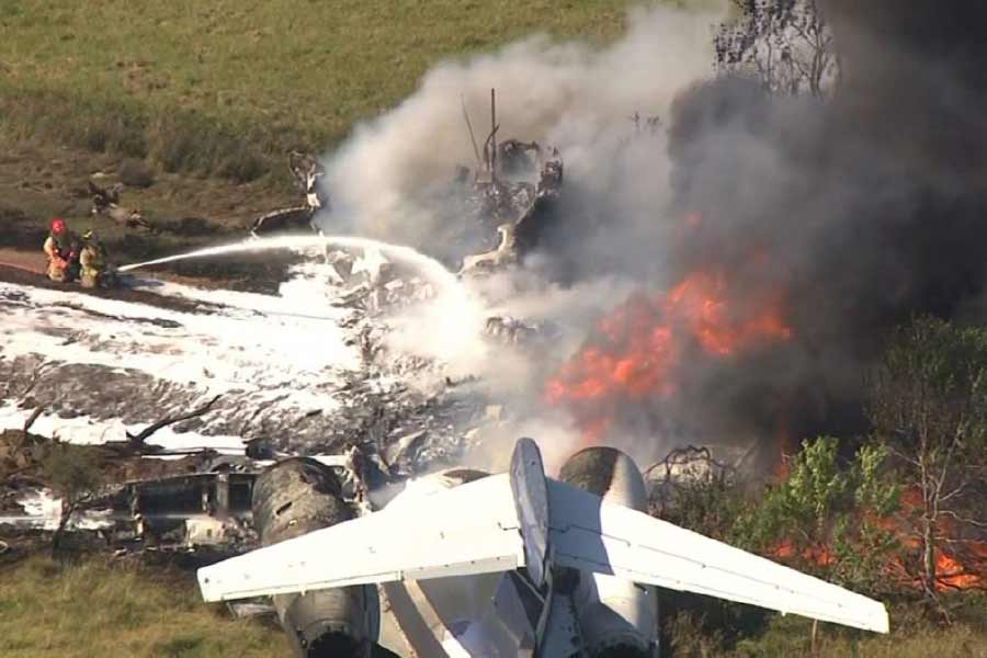 দুর্ঘটনার মুহূর্তের ভিডিয়ো প্রকাশ্যে এসেছে। সমাজমাধ্যমে তা রাতারাতি ভাইরাল হয়ে গিয়েছে। ভিডিয়োয় দেখা গিয়েছে, কী ভাবে এয়ার শো চলাকালীন একটি বিমানকে পাশ থেকে উড়ে এসে ধাক্কা দিয়েছে অপর বিমানটি। 