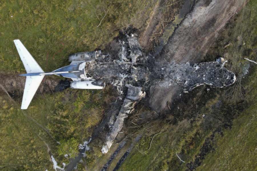 দুর্ঘটনাগ্রস্ত বিমান দু’টি দ্বিতীয় বিশ্বযুদ্ধের সময়কার। মাঝ আকাশে নিয়ন্ত্রণ হারিয়ে বোয়িং বি-১৭ বম্বার বিমানকে ধাক্কা মেরেছে পি-৬৩ কিংকোবরা বিমান।