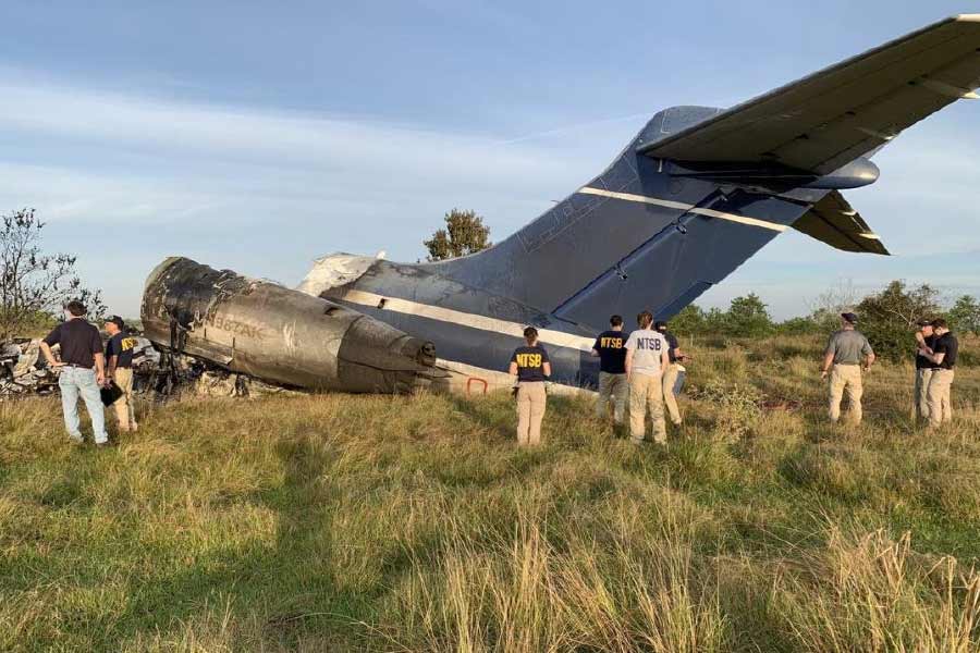 দ্বিতীয় বিশ্বযুদ্ধের সময় এই বি-১৭ বম্বার বিমান ব্যবহৃত হত। এমনকি জার্মানিকে পর্যুদস্ত করতে গুরুত্বপূর্ণ ভূমিকা পালন করেছিল এই ধরনের বিমান। টেক্সাসের এয়ার শো-তে সেই বিমানই ওড়ানো হচ্ছিল।