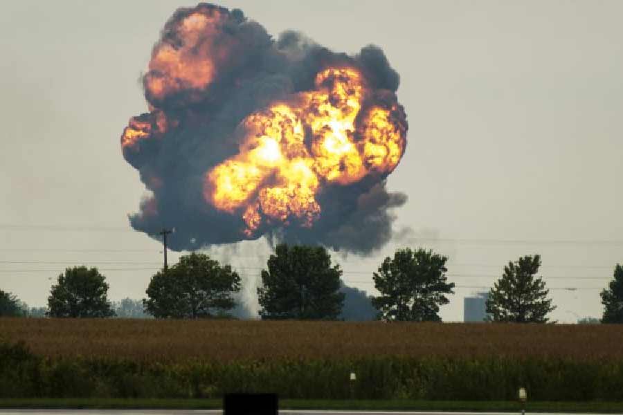 বম্বার বিমানটি আকারে বেশ বড়। এয়ার শো চলাকালীন আকাশে নিজের গতিপথ ধরে সোজা এগোচ্ছিল বিমানটি। তাকে পাশ থেকে এসে ধাক্কা মারে কিংকোবরা বিমান।