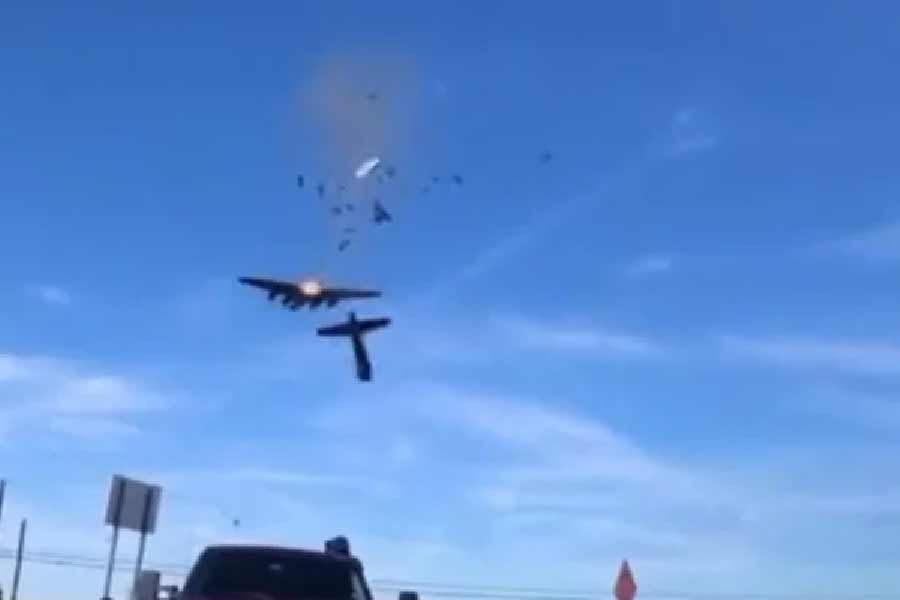 বাজ পাখির মতো এক পাশ থেকে উড়ে এসে বড় বম্বার বিমানটিকে সজোরে ধাক্কা মারে কিংকোবরা। দ্বিতীয় বিশ্বযুদ্ধের সময় এই বিমান মূলত ব্যবহার করত সাবেক সোভিয়েত রাশিয়া।