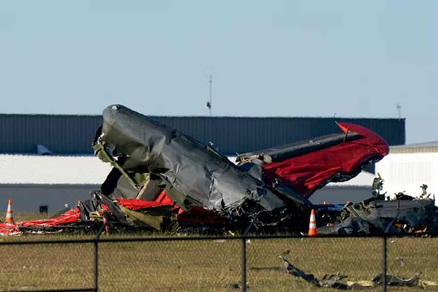 শনিবার টেক্সাসের ডালাস এগ্‌জিকিউটিভ বিমানবন্দরে দ্বিতীয় বিশ্বযুদ্ধে ব্যবহৃত বিমান নিয়ে এয়ার শো-এর আয়োজন করা হয়েছিল। সেখানেই দুর্ঘটনা ঘটে।