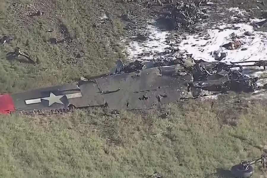 ভিডিয়োতে দেখা যায়, আকাশে বম্বার বিমানটি কিছু দূর এগোনোর পর পাশ থেকে উড়ে আসে আর একটি বিমান। নিয়ন্ত্রণ হারিয়ে সোজা সেই বিমান ধাক্কা খায় বম্বারের সঙ্গে। সঙ্গে সঙ্গে দু’টি বিমানই ভেঙে আকাশ থেকে নীচে পড়ে যায়।