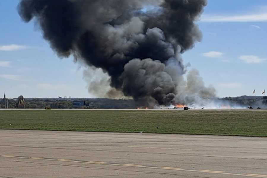 মাঝ আকাশেই দেখা যায় ভাঙাচোরা বিমানের নানা অংশ টুকরো টুকরো হয়ে ছড়িয়ে পড়ছে নীচে। দেখা যাচ্ছে আগুনের ফুলকিও। নীচে পড়ে যাওয়ার পর আগুন জ্বলছিল বিমানগুলির ধ্বংসাবশেষে।