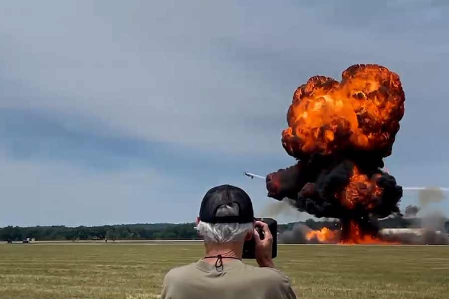 তাঁর কথায়, ‘‘আপনারা অনেকেই দেখেছেন, আমাদের শহরে এয়ার শো চলাকালীন একটি ভয়ানক দুর্ঘটনা ঘটে গিয়েছে। এখনও অনেক কিছুই আমাদের অজানা। জাতীয় পরিবহণ নিরাপত্তা বোর্ড এবং ডালাস পুলিশ ও দমকল বাহিনী ঘটনাস্থলে পৌঁছে গিয়েছে।’’