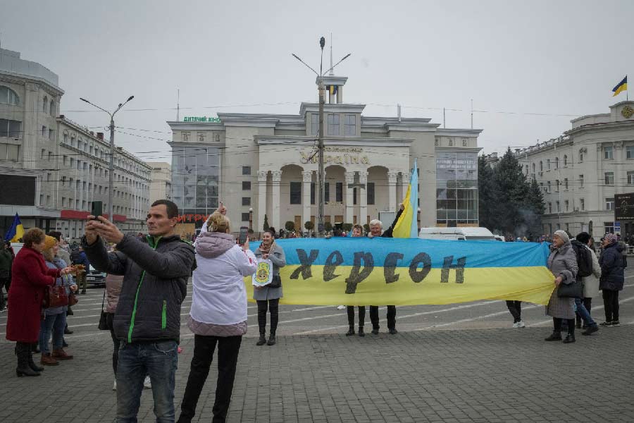 ‘স্বাধীন’ খেরসনে ঢোকার পর প্রথম যে দৃশ্য দেখে চমকে উঠছেন বিশ্বের বিভিন্ন সংবাদমাধ্যমের সাংবাদিকরা। যেখানে ইউক্রেনের সেনাকে বীরের সংবর্ধনা দেওয়া হচ্ছে গলিতে গলিতে। 