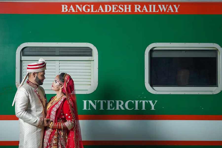 রাজ-সিমরনের প্রেমকাহিনি শুরু হয়েছিল বিদেশে একটি ট্রেনসফরের মধ্য দিয়ে। ঘটনাচক্রে, এই যুগলের প্রেমসফরের কাহিনিতেও রয়েছে স্টেশন, প্ল্যাটফর্ম, ট্রেন— সবই। 