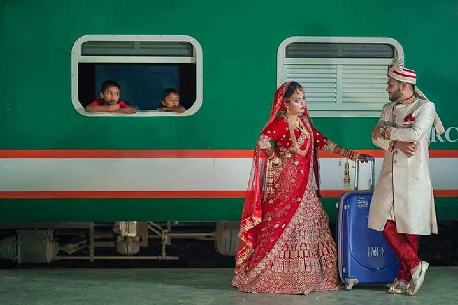 বাংলাদেশের এই কাহিনির নায়ক আমির হামজা। নায়িকা ফাতেমা তুজ জোহরা। তাঁদের কাহিনির সূত্রপাতও হয়েছিল অদ্ভুত ভাবে। দু’জনকে প্রেমের বাঁধনে বেঁধে রাখার সঙ্গে ট্রেনের যোগ রয়েছে। এই প্রসঙ্গে যেমন বলিউডের ছবি ‘দিলওয়ালে দুলহনিয়া লে জায়েঙ্গে’ ছবির কথা উঠল, তেমনই মনে পড়তে পারে ‘জব উই মেট’ কিংবা ‘চেন্নাই এক্সপ্রেস’ ছবির অনুষঙ্গও। 