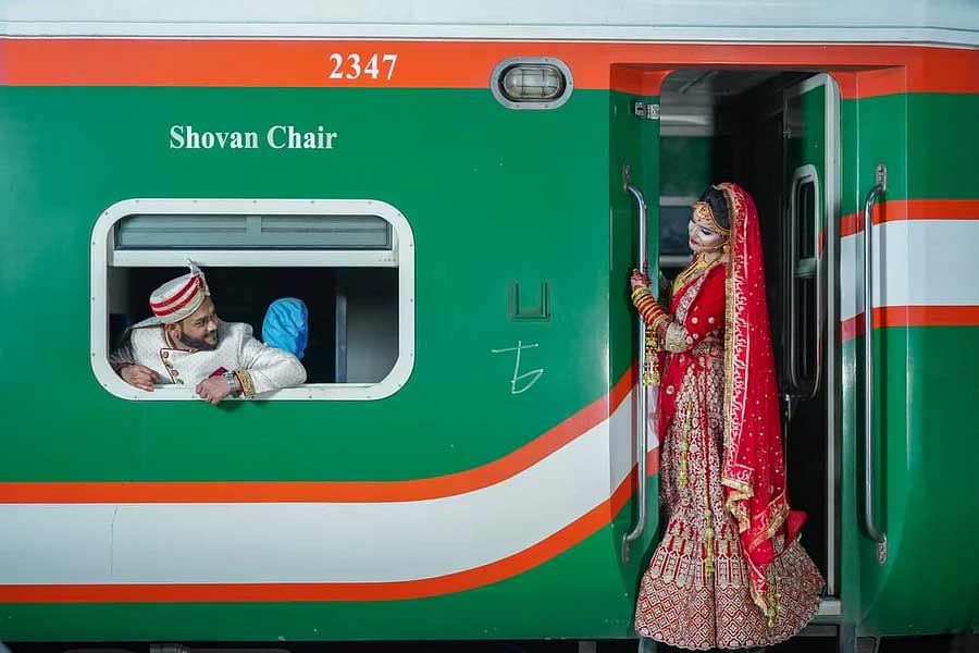 বিষয়টি ভারী অদ্ভুত লেগেছিল ফাতেমার। যাঁর সঙ্গে তাঁর পরিচয় হল, আর সেই পরিচয়ের কয়েক দিনের মধ্যেই জানতে পারলেন, সেই ব্যক্তি আত্মহত্যা করতে চাইছেন! কৌতূহলবশত আমিরের সঙ্গে যোগাযোগ আরও বাড়িয়ে দিয়েছিলেন ফাতেমা। সমাজকল্যাণমূলক কাজের সঙ্গে জড়িত থাকার সুবাদে এমন নানা সমস্যার সমাধান করেছেন ফাতেমা। তাই আমিরের আত্মহত্যা করার কারণ জানতে ফাতেমা যোগাযোগ বাড়িয়ে দিয়েছিলেন।  