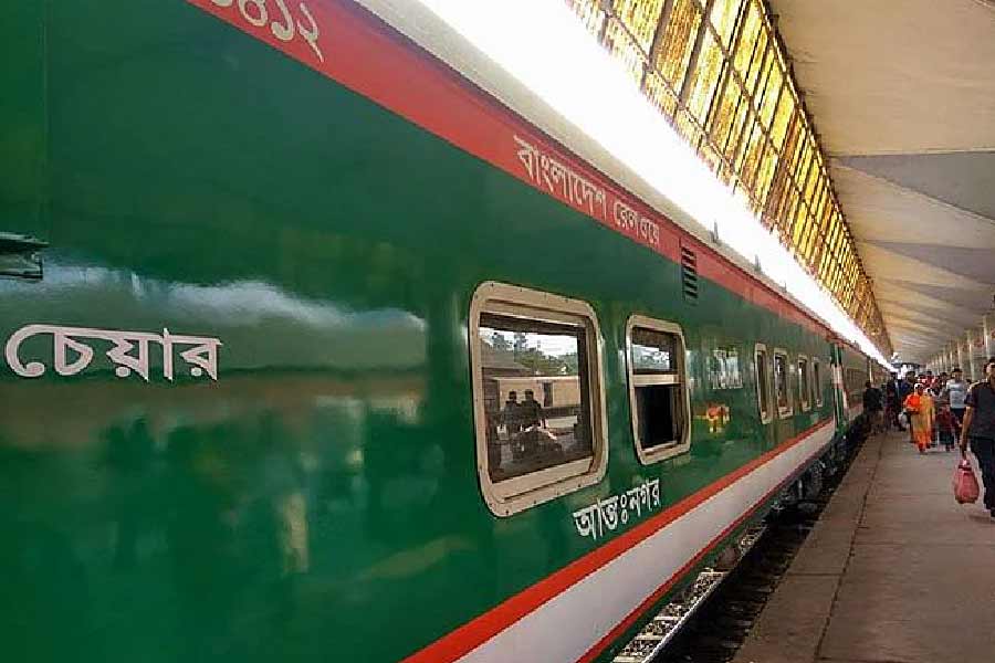 ঢাকার একটি বেসরকারি প্রতিষ্ঠানে কাজ করতেন ফাতেমা। পরে চাকরি সূত্রে সিলেটে যান। শমশেরনগরে মামার বাড়িতে থাকতেন। কাজ শেষে রাতের ট্রেনে বাড়িতে ফিরতেন।  প্রতীকী ছবি।