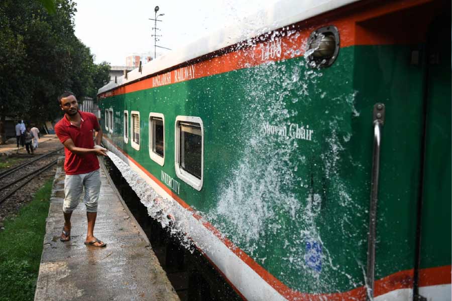অফিস থেকে সিলেট স্টেশনে আসা, ফাতেমাকে ট্রেনে তুলে দেওয়া, সব সময়েই তাঁর সঙ্গী ছিলেন আমির। ধীরে ধীরে সিলেট স্টেশনই হয়ে উঠেছিল তাঁদের প্রেমের আশ্রয়স্থল। তাঁদের বেশির ভাগ কথাই হত সিলেট স্টেশনে। প্রতীকী ছবি।