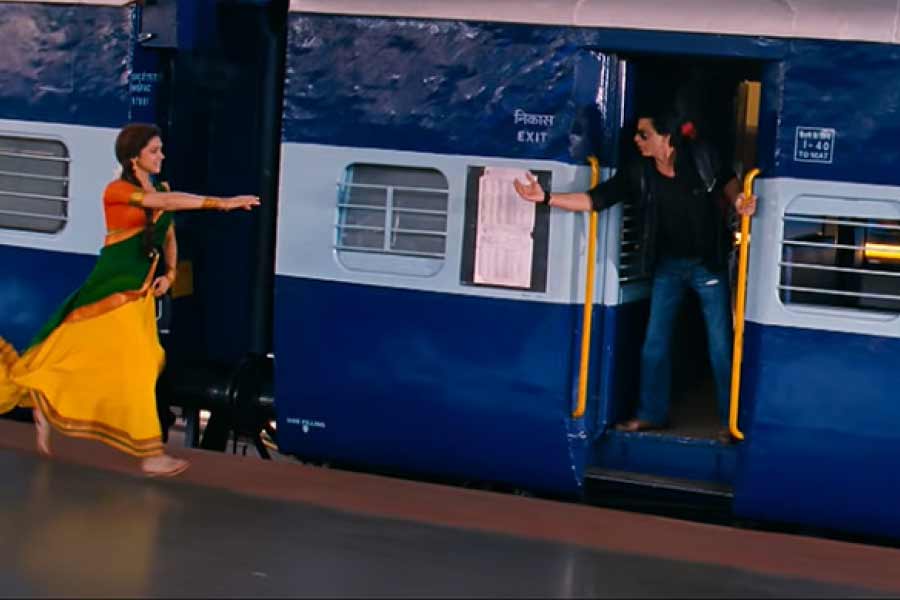 ট্রেনে আমির আগে চড়তেন। তার পর ফাতেমাকে হাত ধরে ট্রেনে তুলে দিয়ে নেমে পড়তেন। দীর্ঘ দিন এটাই ছিল তাঁদের দু’জনের রুটিন। তত দিনে আমিরও ফাতেমার অফিসে কাজ জুটিয়ে নিয়েছিলেন। প্রতীকী ছবি।