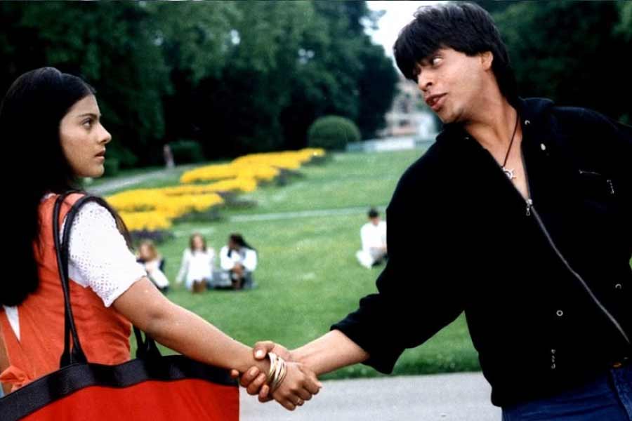 এ প্রসঙ্গে প্রথম আলো-কে ফাতেমা বলেন, “গল্প করতে করতে সময়ে কোথা দিয়ে বেরিয়ে যেত টের পেতাম না। অনেক সময় এমনও হয়েছে যে, রাত ৯টার ট্রেনের টিকিট কাটা রয়েছে। গল্প করার জন্য সেই টিকিট বাতিল করে আবার ১০টার টিকিট কেটেছি।” ফাতেমা আরও জানান, প্রতি দিনই রেলের গার্ড, চালক দেখতেন এক তরুণ এবং তরুণী শেষ মুহূর্তে ট্রেন ধরার জন্য ছুটছেন। ফলে তাঁরা দু’জনেই রেলকর্মীদের কাছে পরিচিত হয়ে গিয়েছিলেন। প্রতীকী ছবি।