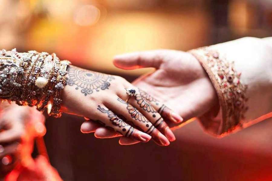 প্রেমের সম্পর্ক মধুর হলেও, বিয়ের প্রসঙ্গ আসতেই আমিরের বাড়ির লোক বেঁকে বসেন। ফাতেমা সিলেটি নন, তাই বিয়ে করা যাবে না, এমনটাই জানিয়ে দিয়েছিলেন আমিরের বাড়ির সদস্যরা। তবে তাঁর মা এই বিয়েতে মত দিয়েছিলেন। কিন্তু আমির-ফাতেমা স্থির করেন, তাঁরা বিয়ে করবেন। তাই ঢাকায় ম্যারেজ রেজিস্ট্রি অফিসে গিয়ে গোপনে বিয়ে করেন। সাল ২০২০। 