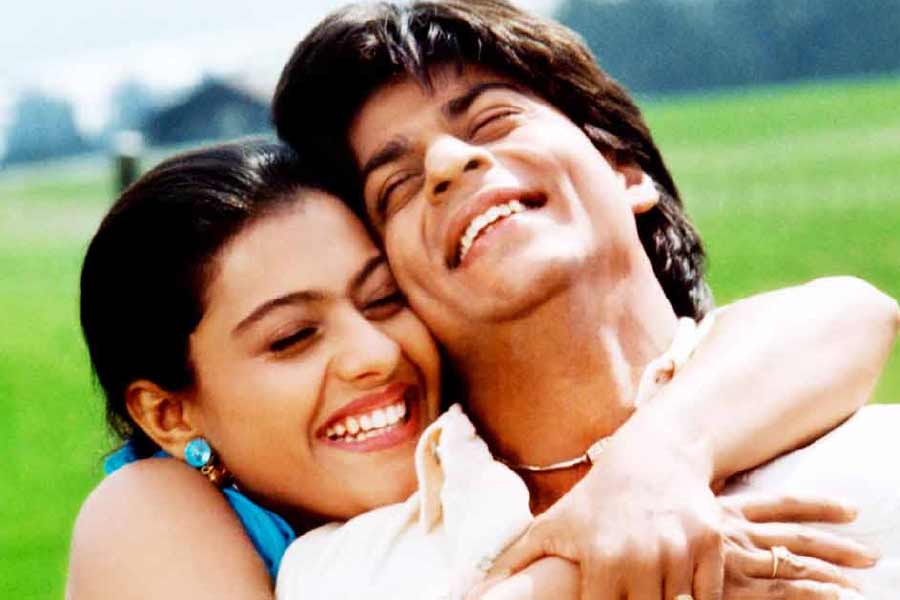 বিয়ের একটি ছবি ফেসবুকে শেয়ার করেছিলেন ফাতেমা। বিষয়টি জানাজানি হতেই আর এক দফা ঝামেলা শুরু হয়। যদিও পরে দুই পরিবারের মতেই সামাজিক ভাবে আমির-ফাতেমার বিয়ে হয়েছিল। ফাতেমা বলেন, “সামাজিক ভাবে বিয়ে ঠিক হওয়ার পরই সিলেট স্টেশনে দু’জনে ছুটে গিয়েছিলাম ফোটোশুট করানোর জন্য। যে ভাবে ট্রেন ধরতাম, যে ভাবে আমির আমাকে ট্রেনে তুলে দিত, সেই দৃশ্য রিক্রিয়েট করে ছবি তুলিয়েছিলাম বর-কনের সাজে।” প্রতীকী ছবি।