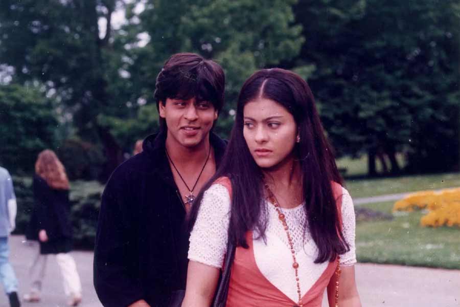 দু’বছর আগের পুরনো সেই ছবি ভাইরাল হতেই তা নজরে পড়ে ফাতেমার। তিনি বলেন, “নেটমাধ্যমে বিষয়টি নিয়ে বেশ চর্চা হচ্ছিল। কারণ এটি একটি ভাললাগার মতো বিষয়।” কিন্তু ছবিটি যে এ ভাবে ভাইরাল হয়ে যাবে তিনি ভাবতে পারেননি। ফাতেমা এখন পুরোদমে সংসার করছেন। বিয়ের পর চাকরি ছেড়ে দিয়েছেন। তবে ফাতেমার ভাললাগার একটা অন্য বিষয়ও রয়েছে। যে মানুষটি তাঁর জীবনসঙ্গী, সেই মানুষটি তাঁকে সব সময় বলেন, “তোমার জন্যই আমি নতুন জীবন ফিরে পেয়েছি।” প্রতীকী ছবি।