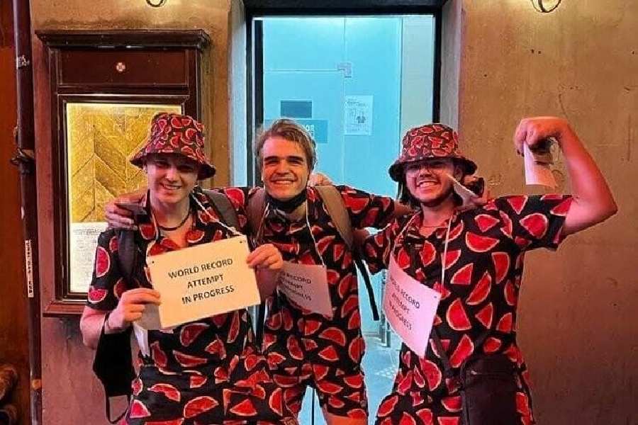 ২৪ ঘণ্টায় মেলবোর্ন শহরের মোট আটাত্তরটি পানশালা পরিদর্শন করেন তিনি। 