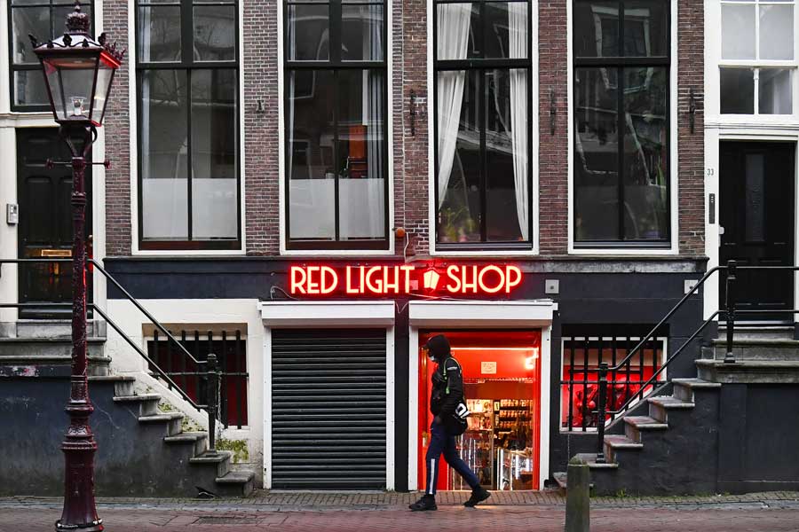 প্রশাসনের সিদ্ধান্ত অনুযায়ী, ‘দে ওয়ালেন’-এর যৌনপল্লি তুলে দিয়ে সেখানে একটি বহুতল গড়ে তোলা হবে। যৌনবৃত্তি আবর্তিত হবে সেই বহুতলকে কেন্দ্র করেই। গত বছর এই সিদ্ধান্তে একমত হয়েছেন প্রশাসনের কর্তারা।