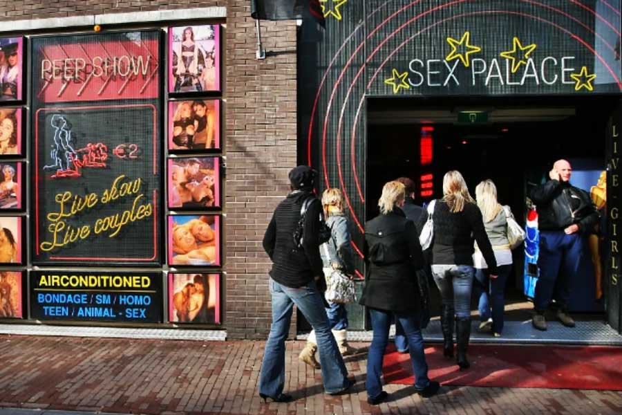 প্রশাসনের পরিকল্পনা অনুযায়ী, নতুন বহুতলটিতে যৌনকর্মীদের জন্য মোট ১০০টি ঝাঁ চকচকে ঘর নির্দিষ্ট থাকবে। পেশা অনুযায়ী সেই ঘরেই সঙ্গমে লিপ্ত হবেন তাঁরা। 