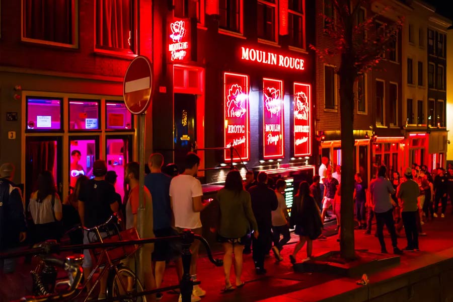 এ ছাড়াও ওই বহুতলটিতে বিনোদনের নানা রসদ মজুত থাকবে। যাঁরা লালবাতি এলাকার আমেজ উপভোগ করতে আসবেন, তাঁদের জন্য ওই বহুতলেই থাকবে রেস্তরাঁ, বার, বিনোদন কেন্দ্র। এমনকি বহুতলে স্বাস্থ্য কেন্দ্রও গড়ে তোলার পরিকল্পনা রয়েছে।