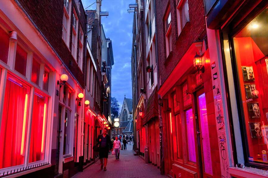 বহুতলে যৌন উদ্দীপক কেন্দ্র (এরোটিক সেন্টার) গড়ে তোলার পরিকল্পনা সবুজ সঙ্কেত পেয়েছে। তবে তা বাস্তবায়নে কিছু সমস্যার সম্মুখীন হয়েছে প্রশাসন। স্থানীয় বাসিন্দারা এমন বহুতলের ভাবনাকে সবুজ সঙ্কেত দিতে পারছেন না কিছুতেই। তাঁদের অনুমতি ছাড়া কাজ এগোচ্ছে না।