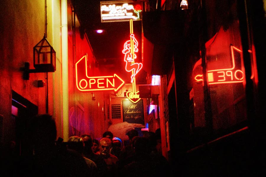 আমস্টারডামের মেয়র ফেমকে হালসেমা বলেছেন, ‘‘আমি আশা করছি, অপরাধীদের আখড়া তুলে দিয়ে ওই জায়গাটিতে একটি এরোটিক সেন্টার গড়ে তোলা যাবে। যার নিজস্ব স্বাতন্ত্র্য থাকবে। তবে এই কাজে আমাদের এখনও লম্বা রাস্তা পার করতে হবে। কারণ এখনও অনেকেই যৌনবৃত্তিকে অপরাধ হিসাবে দেখেন। তাই ওই অঞ্চলের বেশির ভাগ মানুষই রাজি হচ্ছেন না।’’