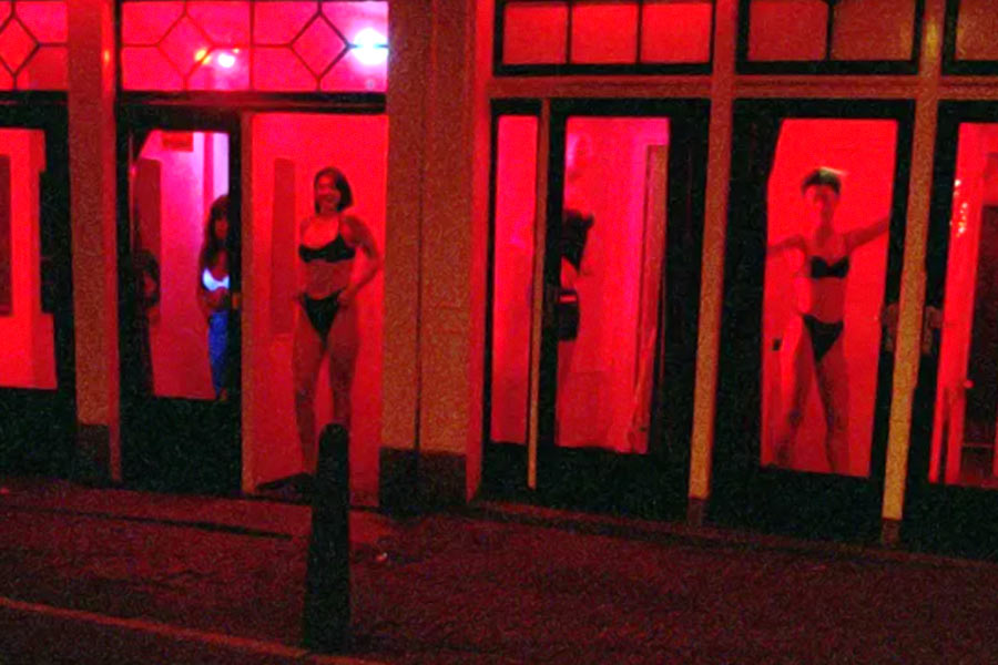 আমস্টারডামের এই বিখ্যাত লালবাতি এলাকায় অন্তত ৩০০টি কেবিন রয়েছে। ছোট ছোট ঘরগুলি ভাড়া নিয়ে রাখেন যৌনকর্মীরা। কাচের দেওয়ালের ভিতর থেকে ইশারায় তাঁরা দর্শকদের ডাকেন। অর্থের বিনিময়ে উদ্দাম যৌনতায় লিপ্ত হওয়ার হাতছানি রয়েছে ‘দে ওয়ালেন’-এর কোনায় কোনায়।