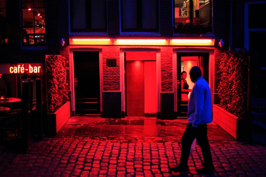 ‘দে ওয়ালেন’-এ রয়েছে এমন থিয়েটার হল, যেখানে যৌন উদ্দীপনামূলক যাত্রা কিংবা সিনেমা দেখানোর বন্দোবস্ত রয়েছে। শহরের এই প্রান্তে যৌনবৃত্তিতে কোনও রাখঢাক নেই। প্রকাশ্যেই চলে যৌনতার উদ্‌যাপন।