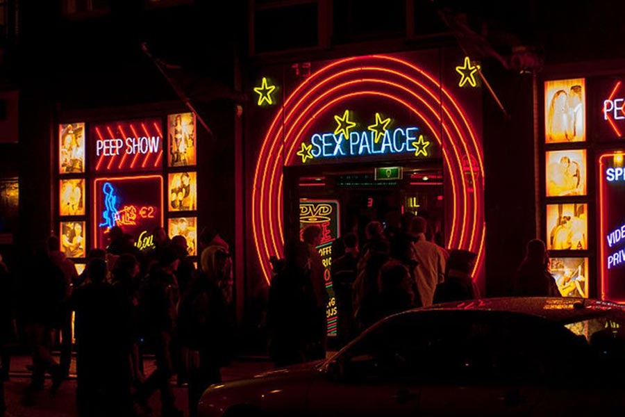 দেশ-বিদেশ থেকে পর্যটকরা ‘দে ওয়ালেন’-এ আসেন। কেউ শুধু মাত্র এখানে ঘুরে চলে যান। পারিপার্শ্বিকের আমেজ উপভোগ করেন। আবার কেউ কেউ এখানে এসে উদ্দাম যৌনতায় মেতে ওঠেন। পরিসংখ্যান বলছে, প্রতি বছর ‘দে ওয়ালেন’-এ আসেন ২ লক্ষ ‘যৌন পর্যটক’ (সেক্স টুরিস্ট)।