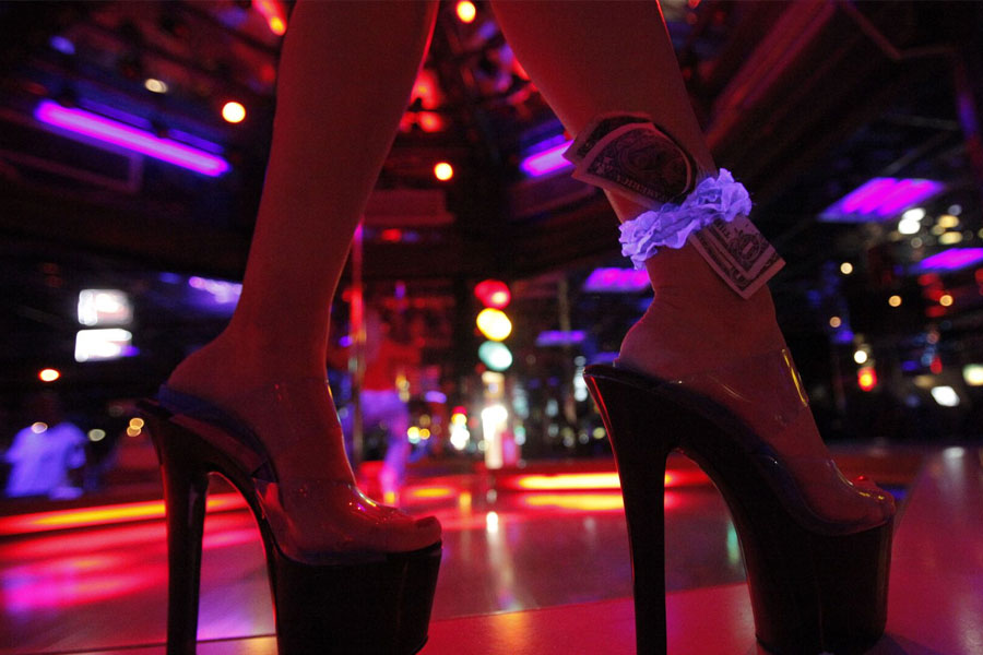 আমস্টারডাম প্রশাসন এই বহুতল গড়ে তোলার জন্য প্রাথমিক ভাবে ৮টি জায়গা বাছাই করেছিল। কিন্তু কোনও জায়গাতেই স্থানীয়দের রাজি করানো যায়নি।