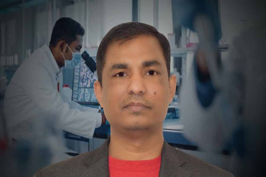 কোনও দিন আধপেটা খেয়ে শুয়ে পড়েছেন। কোনও দিন দানাপানিটুকুও জোটেনি। মহারাষ্ট্রের গডচিরৌলির একটি অখ্যাত গ্রামের সেই আদিবাসী বালক বড় হয়ে হলেন বিজ্ঞানী। কাজ করছেন আমেরিকায়। ভাস্কর হলামি। শুধু ইচ্ছাশক্তি আর স্বপ্ন দেখার সাহস থাকলে সাফল্য যে ধরা দেবেই তার উদাহরণ মহারাষ্ট্রের এই আদিবাসী যুবক।