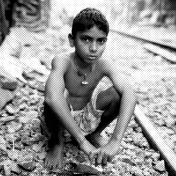 ভাস্করের কথায়, ‘‘অধিকাংশ দিন মহুয়া ফুল রান্না করে খেতে হত সবাইকে। কিন্তু সেই খাবার খাওয়া সহজ নয়, হজম করাও কঠিন ব্যাপার। তা-ও ওই সব খেয়ে কোনও রকম জীবন টিকিয়ে রাখতাম আমরা।’’