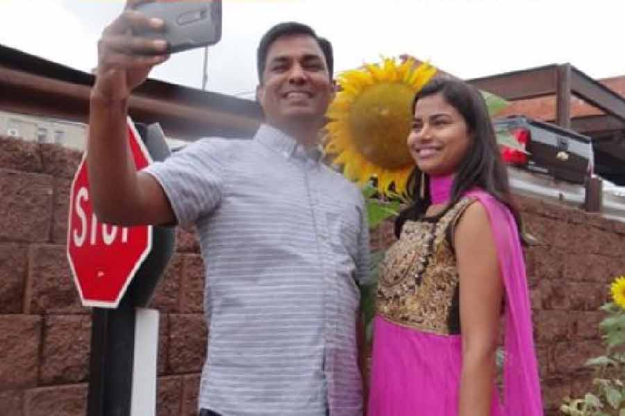 এত বাধার মধ্যেও এত দূর পড়াশোনা করলেন কেমন করে? ভাস্করের উত্তর, ‘‘আমার বাবা-মা স্বল্পশিক্ষিত। কিন্তু নিজেদের সবটুকু দিয়ে আমাদের ভাইবোনদের পড়াশোনা চালিয়ে নিয়ে গিয়েছেন।’’