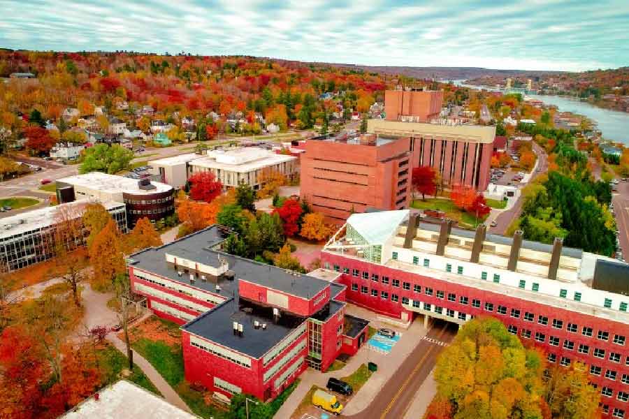 মিশিগান টেকনোলজিক্যাল বিশ্ববিদ্যালয় থেকে পিএইচডি লাভ করেন মহারাষ্ট্রের অখ্যাত গ্রামের প্রায় দিন অভুক্ত থেকে পড়াশোনা করা মানুষটি। 