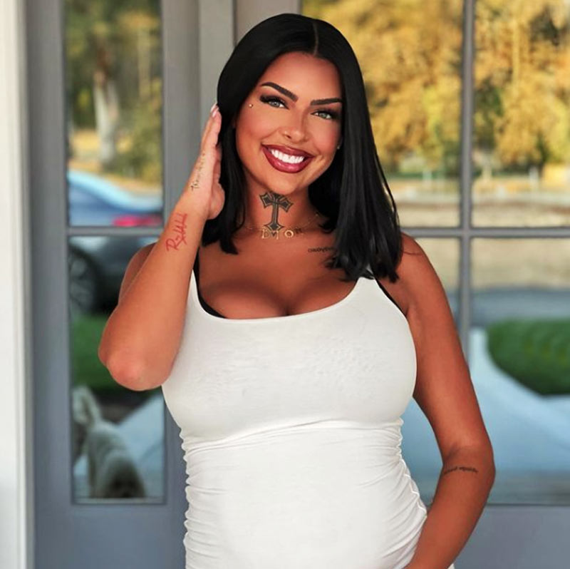 সমাজমাধ্যমে একের পর এক রঙিন পোস্ট। তার জেরে শিরোনামে আলিজা জেন। এ বার ফের বোমা ফাটালেন মডেল। জানালেন, তিনি সন্তানসম্ভবা।