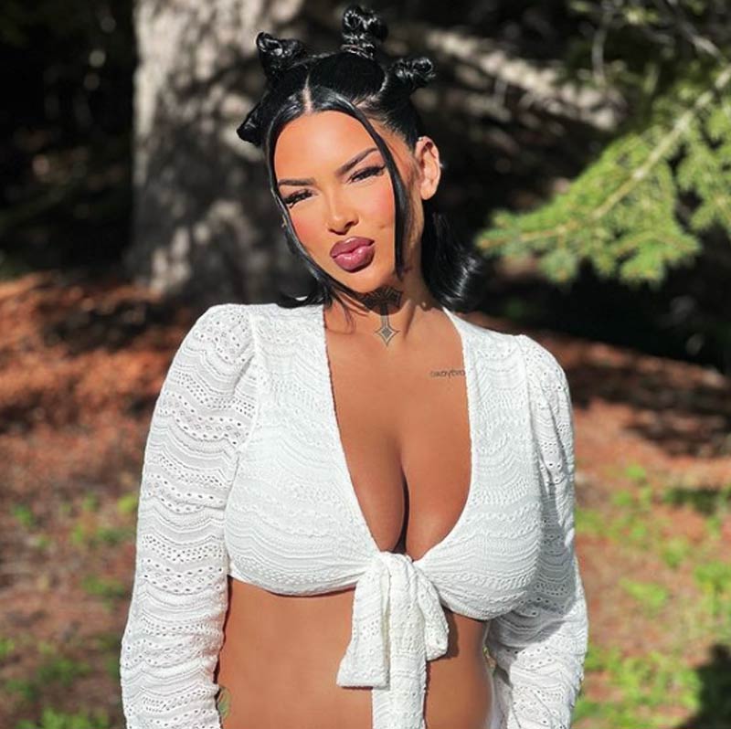 গত মাসেই একটি পোস্ট দিয়ে জানিয়েছিলেন, মেয়ের জন্য দু’টি নাম ভেবে রেখেছেন। কোন নামটা বাছবেন, বুঝতে পারছেন না। সাহায্য চেয়েছিলেন অনুগামীদের।