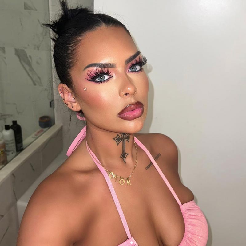 একটি পোস্টে আলিজা লেখেন, ‘‘এই ছোট্ট মেয়েটা আমার জীবন বাঁচিয়ে দিয়েছে। আমার জীবন পুরোপুরি বদলে যাবে। এই ছোট্ট পরিকে নিজের জীবন সমর্পণ করব। আর অপেক্ষা করতে পারছি না।’’